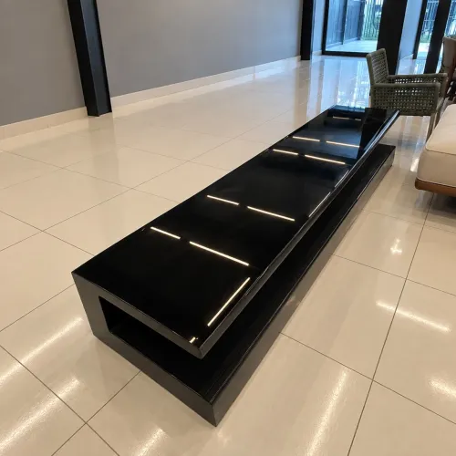 Rack em Preto com Tampo de Vidro e Gaveta Interna Vermelha