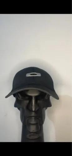 Boné oakley gascan 1.0 tamanho L/XL, detalhe no canto da aba conforme fotos