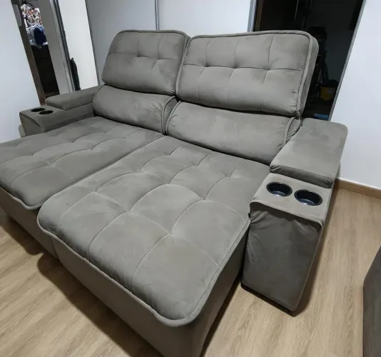 Sofá retrátil reclinável molas ensacadas e com porta copos