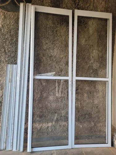 Porta de correr de vidro com estrutura de alumínio com 2,05 cm altura por 1,20 cm largura