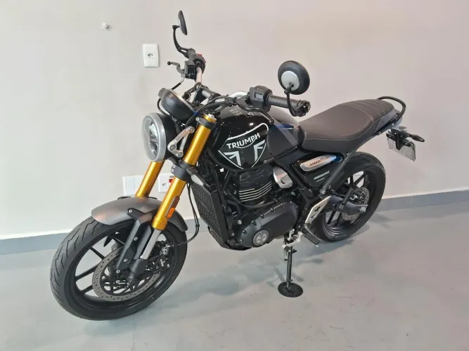 Moto muito conservada sem detalhes
