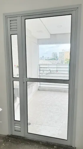 Portas de alumínio e vidro branca 