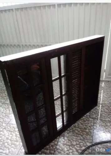 Janela madeira maciça. Medindo: 1,20 altura x 1,40 largura com vidro _ perfeita