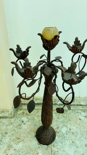 Castiçal de ferro trabalhado para 6 velas.