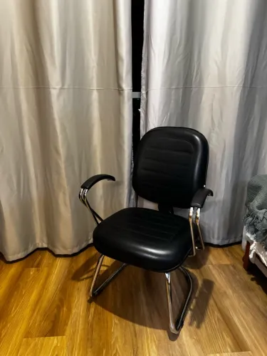 Cadeira de escritório/visitante preta com estrutura de inox