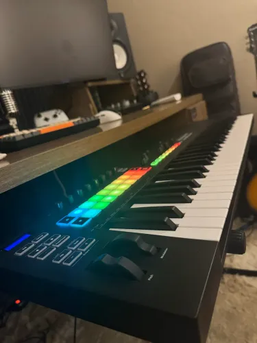 Teclado Novation Launchkey MK3 61 teclas