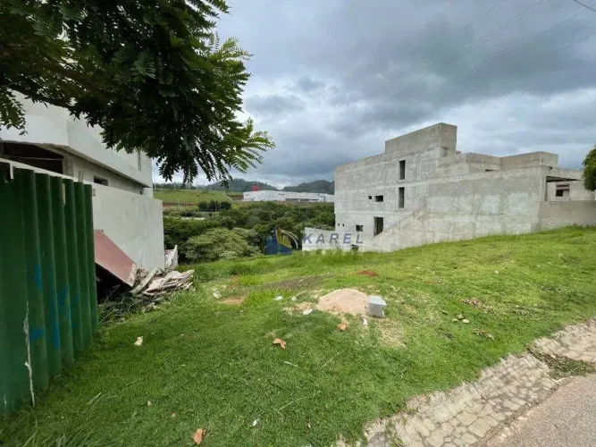 TERRENO à VENDA no CONDOMÍNIO VALE DAS ÁGUAS de 502,70m² com VISTA para ÁREA DE PRESERVAÇÃ