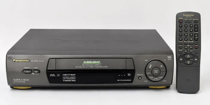 ? VIDEOCASSETE PANASONIC SUPER DRIVE COM CONTROLE ?