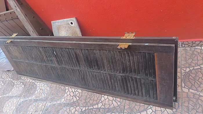 Porta balcão somente a veneziana em madeira retirar no local