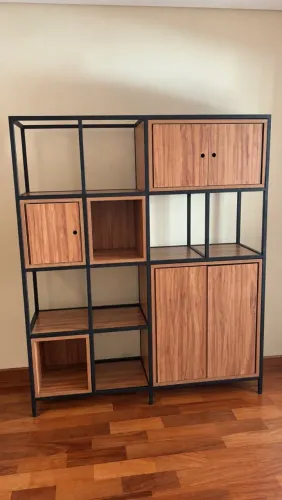 Estante de ferro com nichos