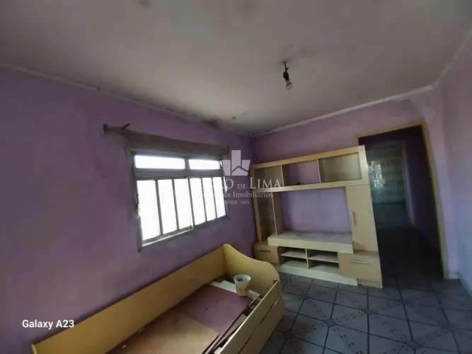 Terreno com três residências habitáveis em Itaquera