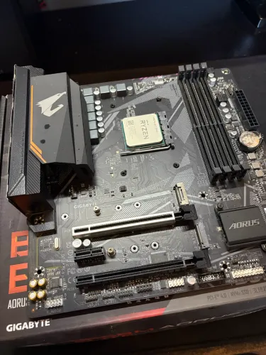 Kit Ryzen 7 5700G + B550M AORUS Elite AM4 - Ótimo Estado