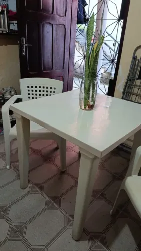 MESA PLASTICA COM 2 CADEIRAS USADO