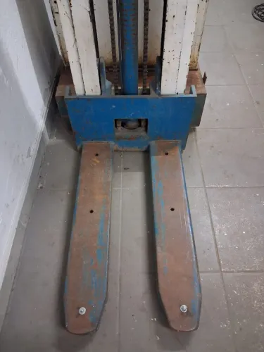 Empilhadeira 1200kg  4m 
