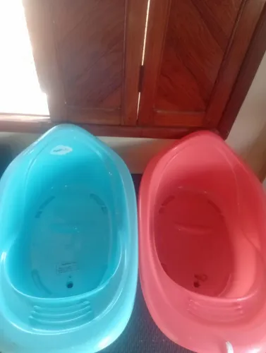 Estou vendendo essa duas banheira infantil