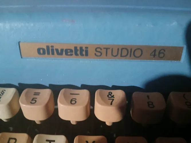 Vendo máquina de  escrever  olivetti  relíquia  45 anos 