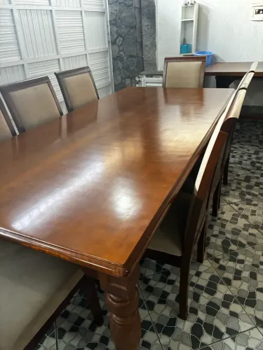 Mesa de madeira maciça com oito cadeiras