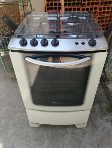 Vende-se fogão Eletrolux com acendimento automático funcionando perfeitamente