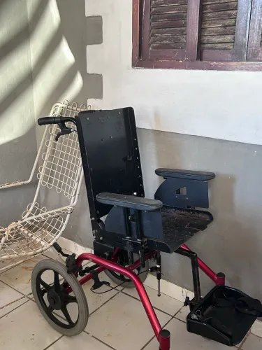 Cadeira de rodas infantil