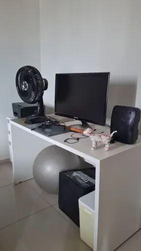 Escrivaninha com gabinete móvel 
