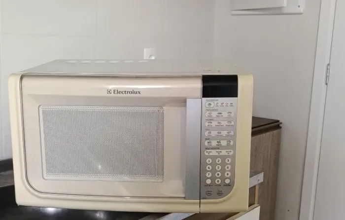 Micro-ondas Electrolux 31L. R$170. Pode Testar.