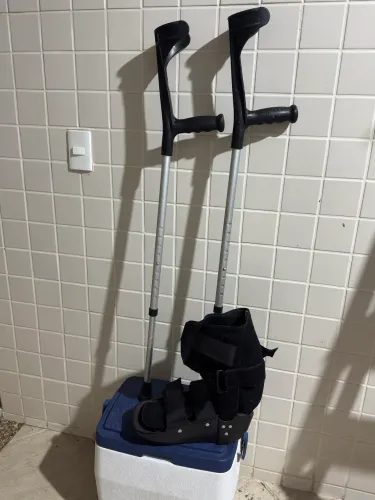 Vendo bota ortopédica + par de Muletas