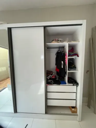 Guarda roupa com espelho