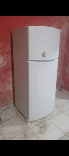 Geladeira bem grande semi nova funcionando perfeitamente facilito a entrega
