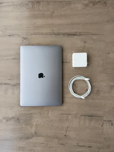 MacBook Pro 15? (2018) - i7 | 16GB RAM | 500GB | Radeon Pro 560X 4GB