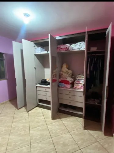Guarda roupas muito novo 