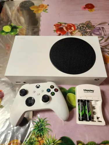 Xbox Serie S+1 controle + um carregador de pilhas de brinde
