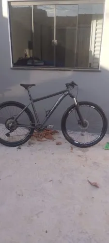 Bicicleta: Absolute, cinza, em perfeito estado, R$1.700 mais informações chama pv.