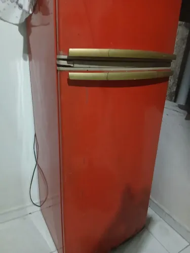 Geladeira vermelha