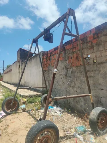 Vendo girafa grande com 4 pneus
