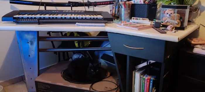 Mesa de escritório em L com gaveta e compartimento