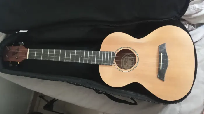Ukulele Tagima 47k tampo sólido Spruce + Capa