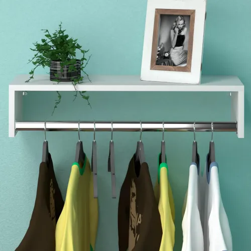 Prateleira/estante com espaço para cabides
