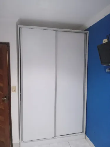 Quarto completo em madeira guardar roupas + cama  + móvel com bancada de estudos 