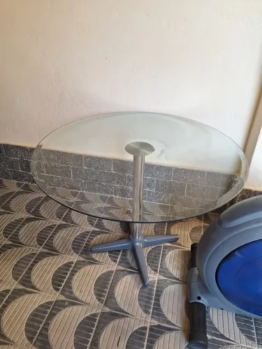Mesa redonda com tampo de vidro
