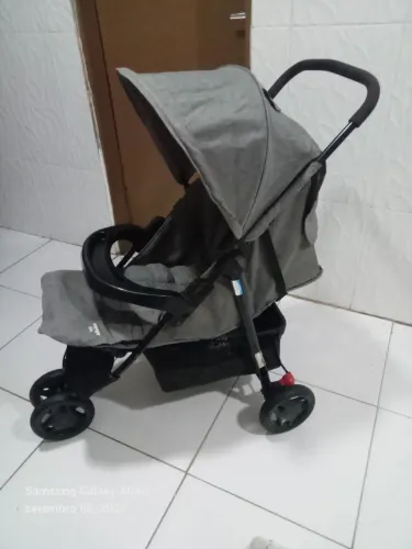 Carrinho de bebê unissex bem conservado 