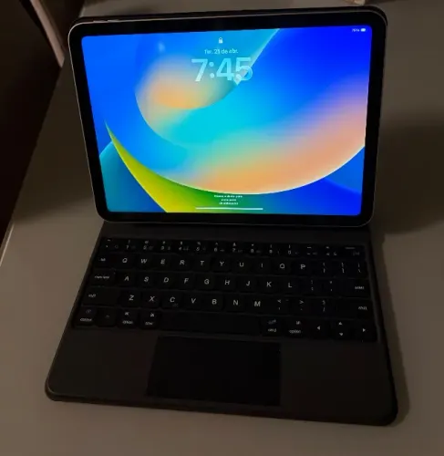 IPad 10 64 GB + capa magnética com teclado, cor prata . excelente