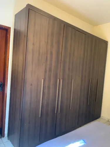 2 Guarda roupa semi novo um 7 portas e o outro de 8 portas e 7 gavetas