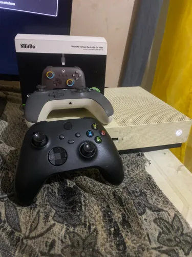 VENDO XBOX ONE S 700+ GB + 2 CONTROLES