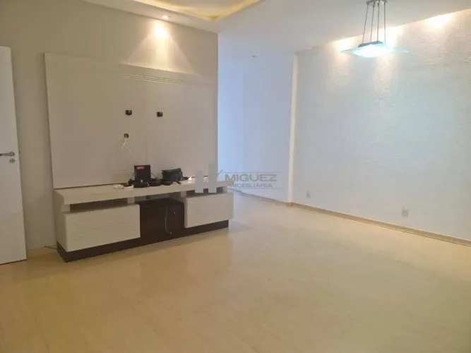 Amplo Apartamento na Rua Miguel Lemos | 3 Quartos (1 Suíte), Garagem e a Apenas 2 Quadras