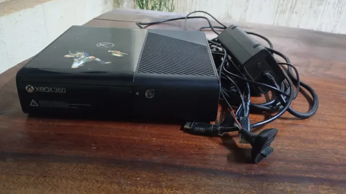 Xbox 360 Super Slim + vários jogos