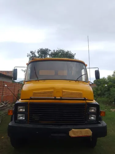 Mercedes 1113 bem conservada