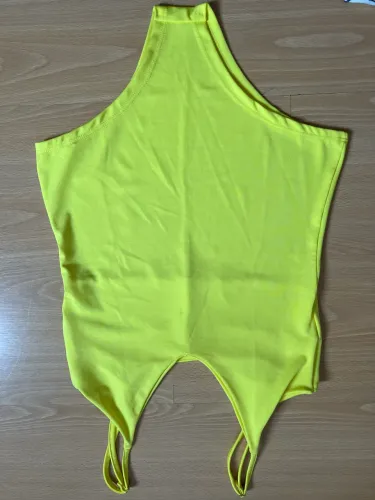 Body amarelo com alça regulável