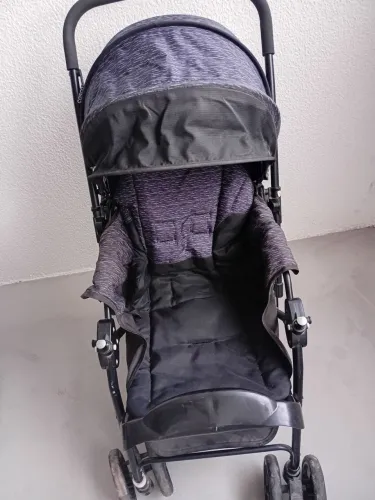 Carrinho de bebê com bebê conforto da Cosco