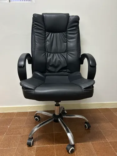 Vendo cadeira para escritório de couro