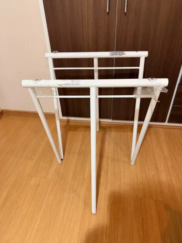 Cavalete branco de aço.